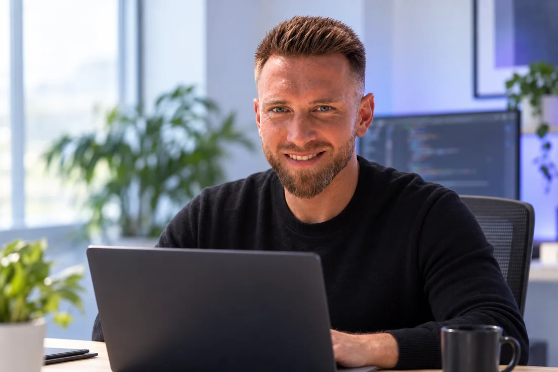 Viktor, Gründer von Appiq Solutions, an seinem Arbeitsplatz